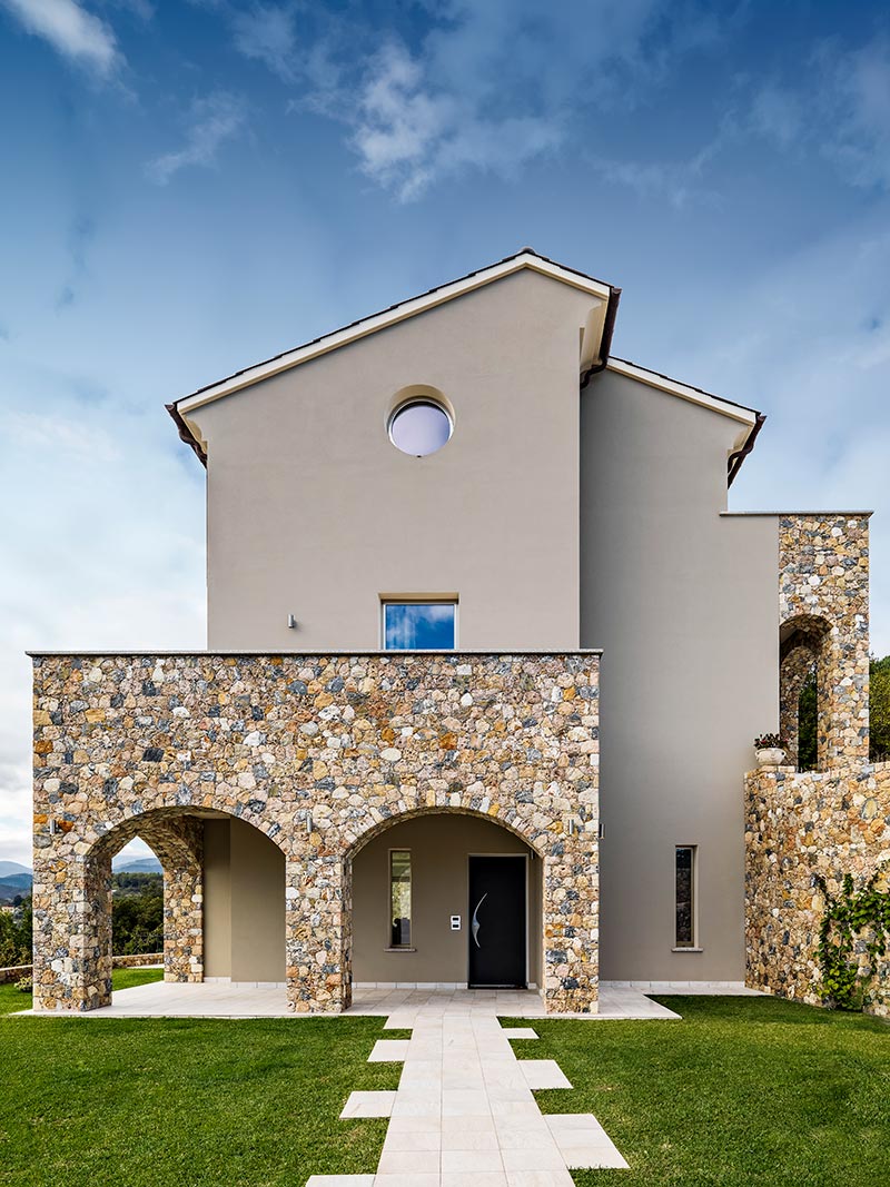 Casa moderna con porche de piedra