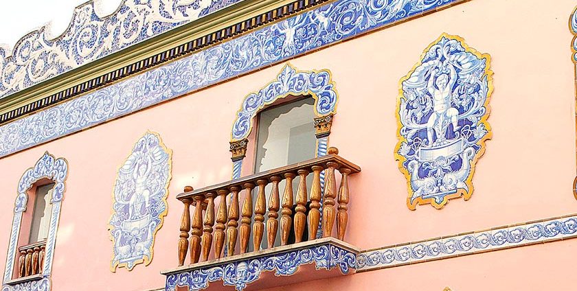 Fachada revestimiento azulejos Manises